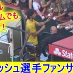 ファンにサインをする【ダルビッシュ・有選手】エンジェルスタジアムでファンサービス  Yu Darvish Fan Service vs Padres 8.27.02021