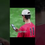 試合中にプロスピをするダルビッシュ有