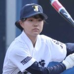 甲子園で初の女子ノッカー　城東高校マネジャー永野悠菜さん　初ユニホーム姿で試合前ノックに臨む