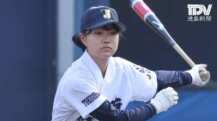 甲子園で初の女子ノッカー　城東高校マネジャー永野悠菜さん　初ユニホーム姿で試合前ノックに臨む