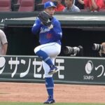 真剣な表情でカープ森下暢仁の投球フォームをモノマネする岡林 (2023/05/25)