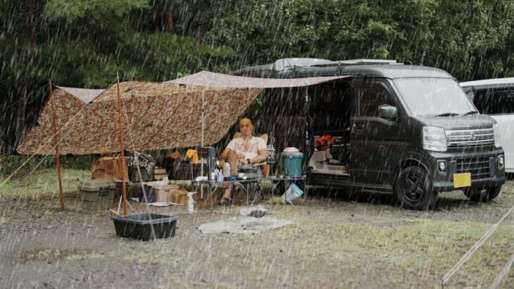 【雨キャンプ】歴35年⁉︎軽で車中泊🏕設営簡単カーサイドタープで楽しむ🔥車内も紹介