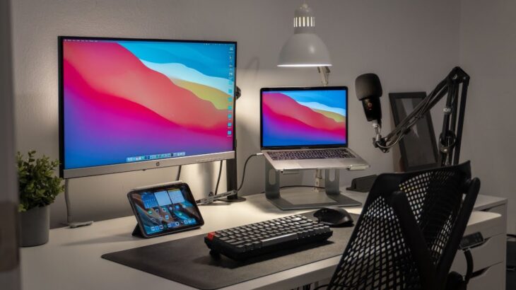Nuestro espacio de trabajo minimalista | MacBook Pro Desk Setup ☁️