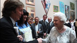 最新ニュース –  エリザベス女王と各界セレブリティ、歴史的な瞬間を振り返る【写真18点】