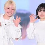 「オオカミちゃん」美月＆ちせ、キーアイテム手にランウェイ 純白コーデで“オオカミポーズ”＜関西コレクション 2023 S／S＞【セレブニュース】