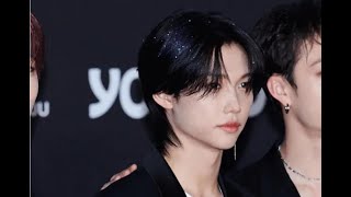 Stray Kids・フィリックス、黒髪×黒スーツの“大人っぽすぎ”自撮りに「直視できません」「好きすぎて限界…」などファン悶絶【セレブニュース】