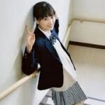 乃木坂46・山下美月、階段の踊り場で待ち合わせ、な制服オフショット公開【セレブニュース】