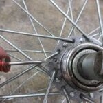 クロスバイク　切れた後輪スポークの交換。　Sports bicycles Broken spokes Replacement