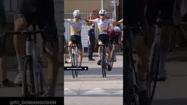 He’s behind you! 🤣 This has to be one of the best cycling finishes of the year 🔥