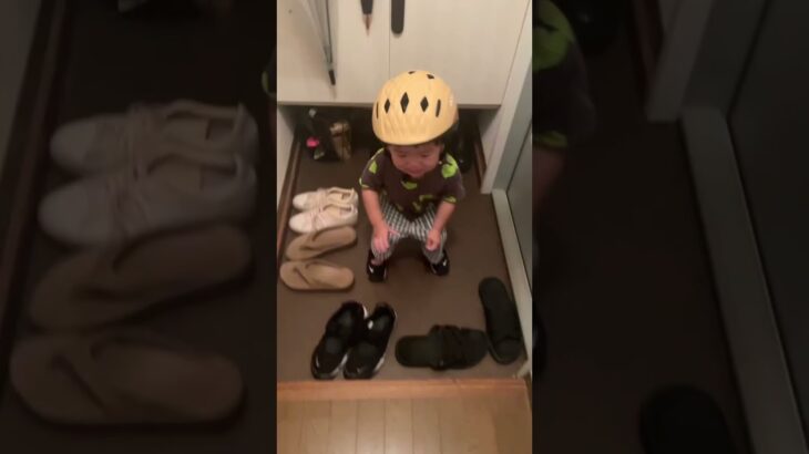 2歳児  自分でヘルメットを被って準備するはる坊   2歳2ヶ月   #shorts