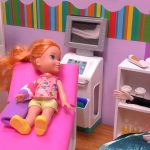 Broken arm ! Elsa and  Anna toddlers –  Barbie is the doctor