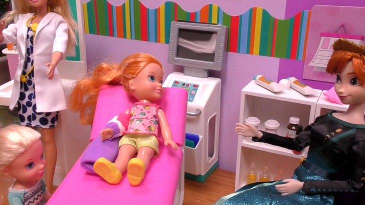 Broken arm ! Elsa and  Anna toddlers –  Barbie is the doctor