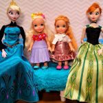 Photo studio ! Elsa & Anna toddlers – Barbie is the photographer – dress up