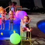 Night pool party ! Elsa & Anna toddlers – Rainbow High Color Change Pool
