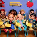 Back to school 2022 ! Elsa & Anna toddlers – Barbie is the teacher – lockers