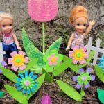 Spring flowers ! Elsa & Anna toddlers are having fun outdoors – Barbie dolls – sand pit