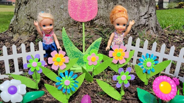 Spring flowers ! Elsa & Anna toddlers are having fun outdoors – Barbie dolls – sand pit